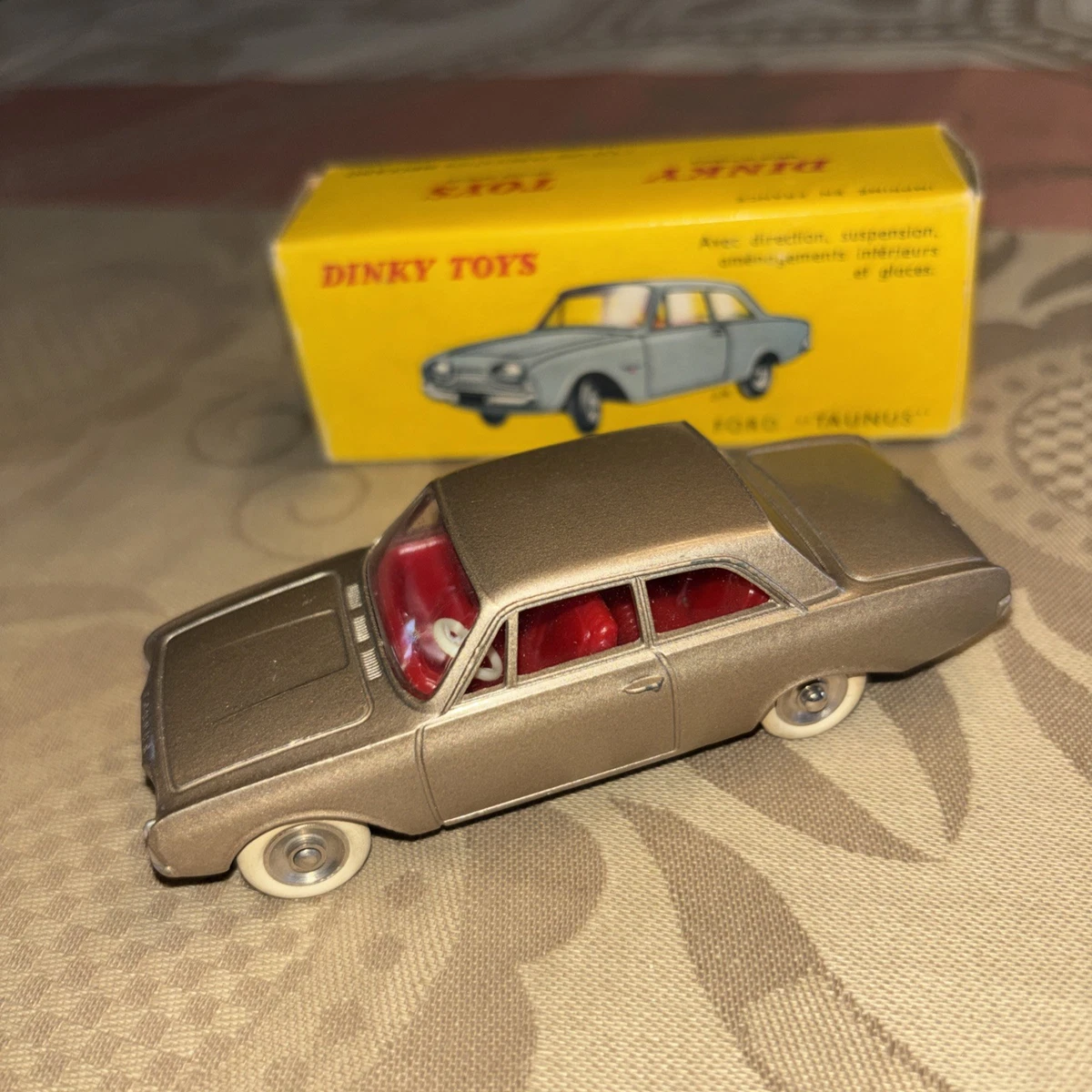 Dinky toys  Ford Taunus 12M  réf: 538 avec sa boîte repro