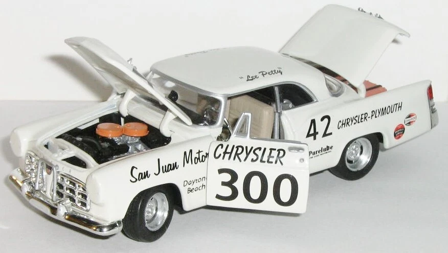 1/43 = CALIBRE EQUIPO = LEE PETTY / CHRYSLER 300 1956 / Capó, maletero y puerta abierta Foto 3 de 4