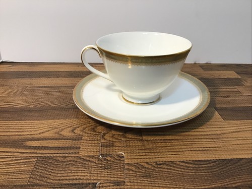 **ENSEMBLE TASSE et SOUCOUPE VINTAGE ROYAL DOULTON CLARENDON PIEDS** - Photo 2/7