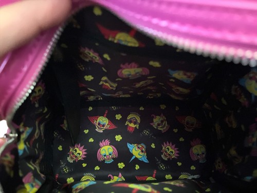 Mini Mochila Loungefly Killer Klowns from Outer Space Brilla en la Oscuridad Neón - Imagen 7 de 10