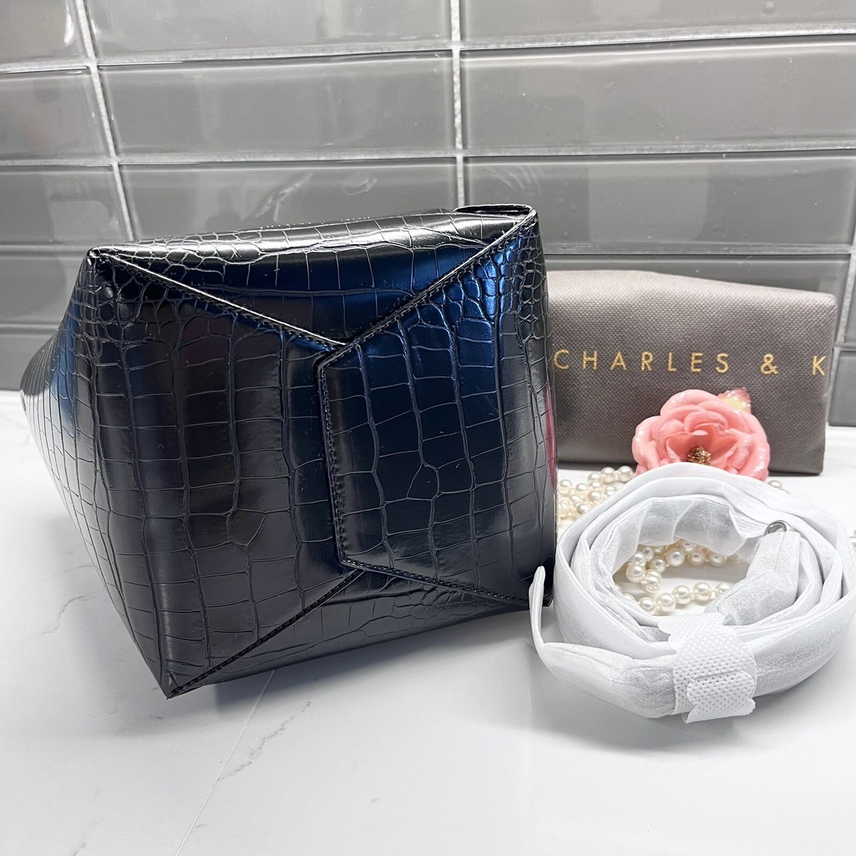 【未使用】CHARLES & KEITHカゴバッグ ブラック×ベージュ A4可 トートバッグ(レディース) | CHARLES & KEITH (チャールズアンド