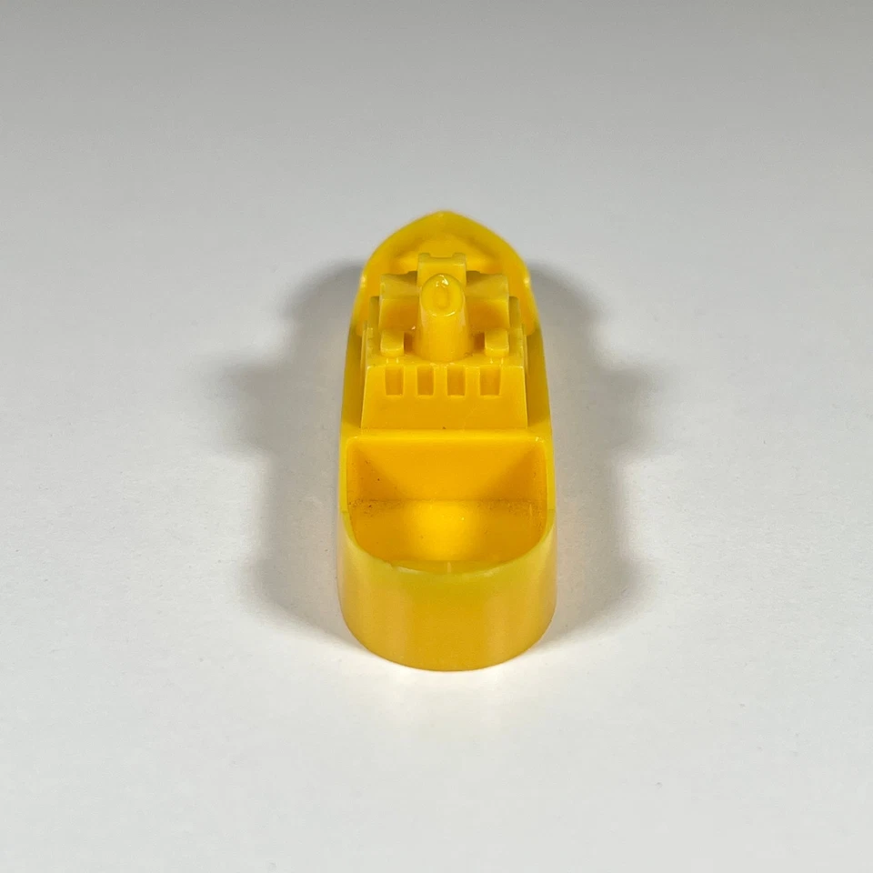 Винтажная пластиковая мини-игрушка лодка желтая карманная игрушка Западная Германия 1960–70-е - Изображение 3 из 4
