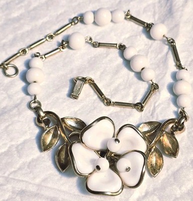 Crown Trifari White Milk Glass & Gold Flower Necklace Signed 15''