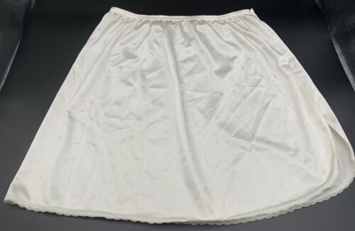 VTG IVORY VASSARETTE HALF SLIP SZ Small 16" STYLE 11-122 NYLON W/LACE TRIM CLEAN