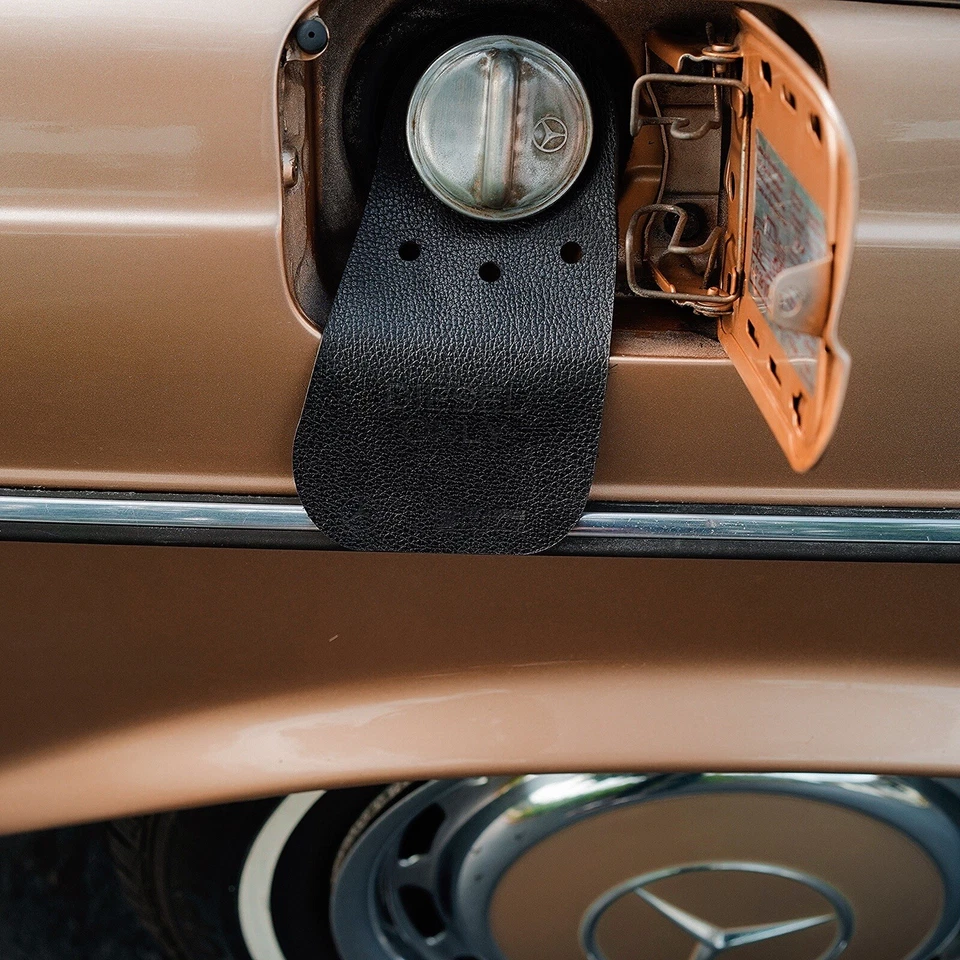 Babero Combustible Mercedes Benz W123 240d 300d 280e Cuero Genuino 1975-1986 StanceMiami Foto 2 de 4