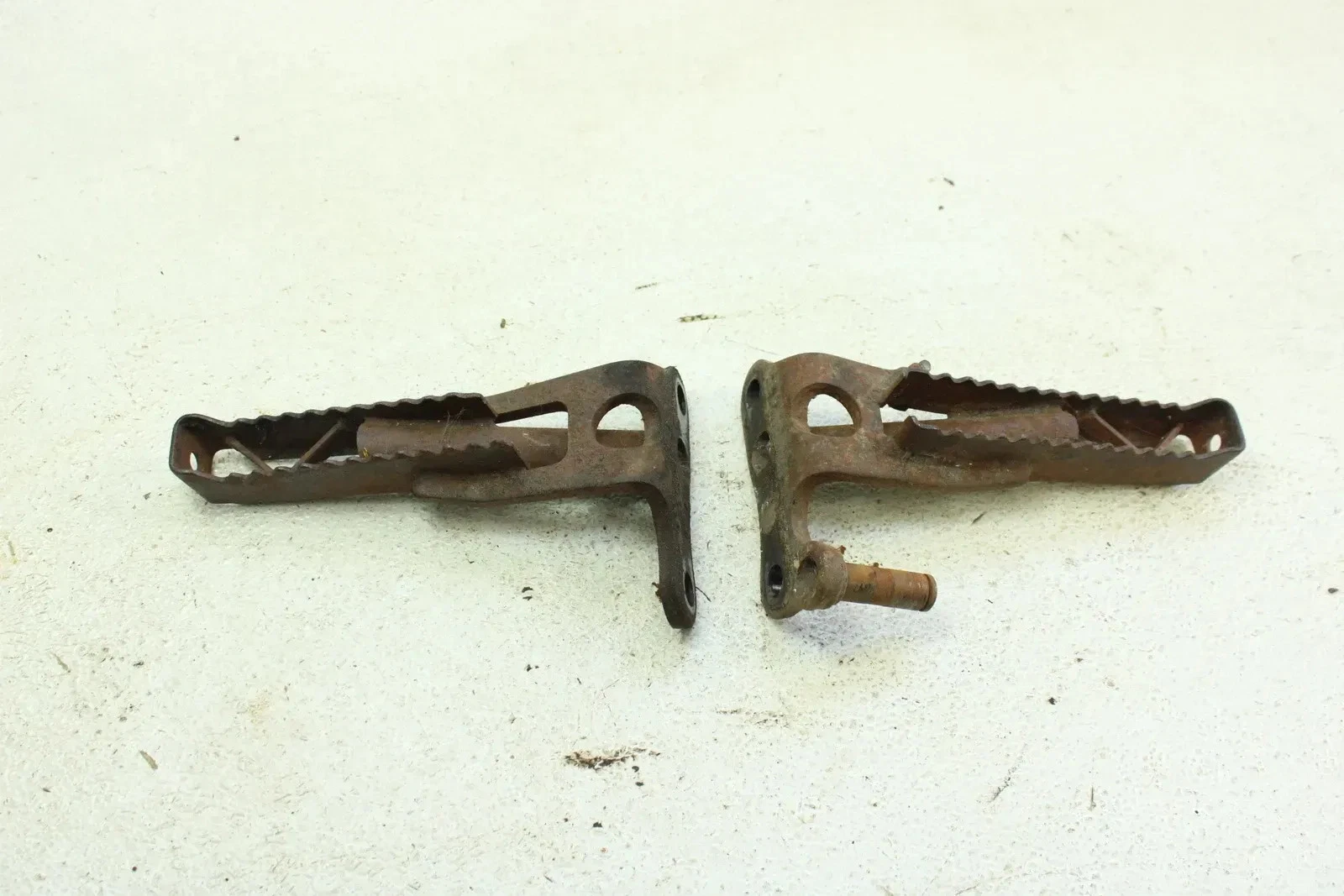 1986 Yamaha Moto 4 YFM225 OEM Footpeg Set 29U-27421-10-00 B4466