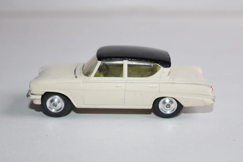 CORGI TOYS voiture Ford Consul Classic N° 315, à suspensions , réf H178 - Photo 4/4