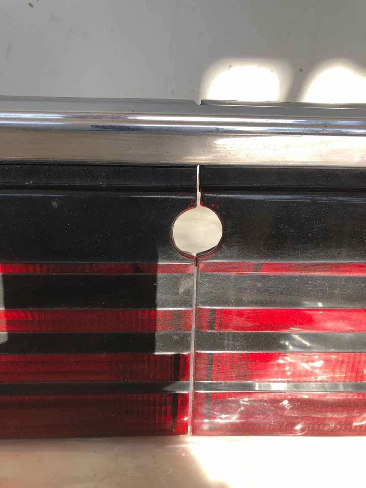 Conjunto de luz trasera central Chrysler Lebaron 1987-1995 montada en la cubierta Foto 4 de 4