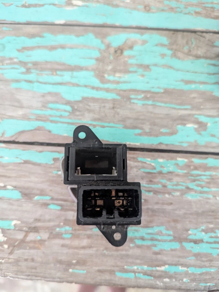 02/2003 to 12/2010 Proton Jumbuck - Hazard light switch - image 2 of 2