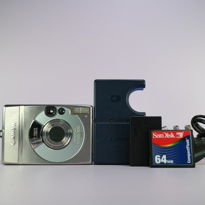 Canon Digital Camera IXUS 300 2.1MP Silver Tested Full Working Set