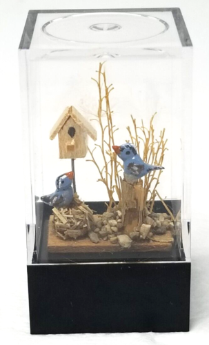 Bluebirds Figures in Rocky Yard Wood Birdhouse Plastic Enclosed 1980s Small - Afbeelding 1 van 10