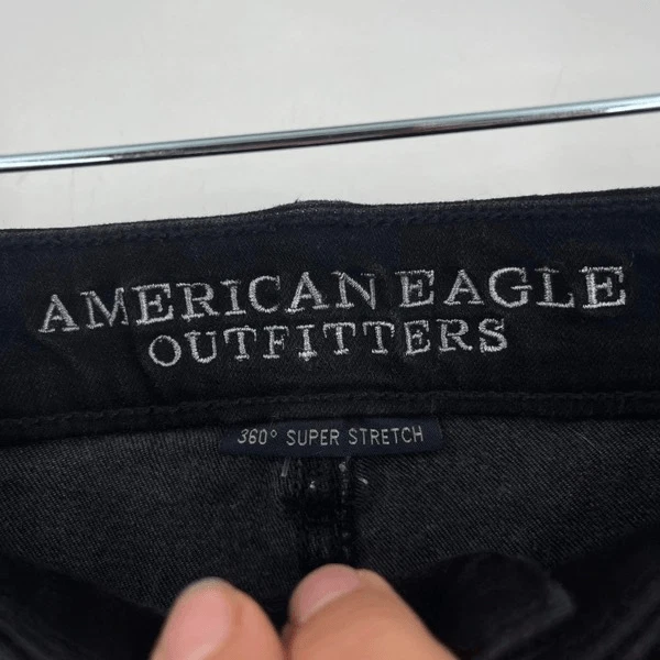 Pantalones cortos de mezclilla American Eagle negros 360 elásticos de tiro alto talla 4 Foto 4 de 4