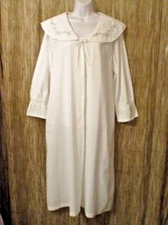 Antique Replica SMITHSONIAN INST.  1700s ROBE white cotton EmbroideredBig collar