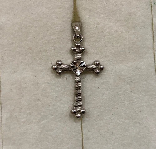 BEAUTIFUL 10K WHITE GOLD DIAMOND CUT CROSS PENDANT CHARM HEART 10KT