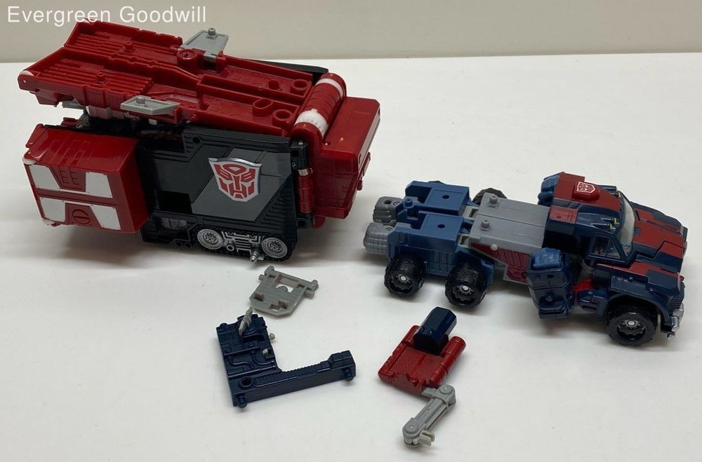 2001 Transformers Armada Optimus Prime Action Figure Hasbro