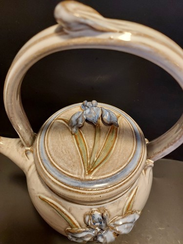 Tetera Studio Pottery Iris Firmada Priscilla 3D Flor Primavera Casa Decoración - Imagen 3 de 13