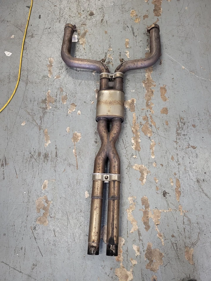 Tubo silenciador de escape central Maserati 2014-2021 Quattroporte 3,0 L AWD usado OEM Foto 2 de 4