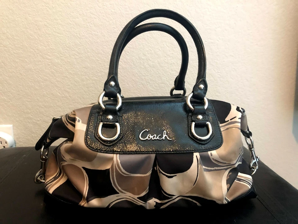 Coach - Bolso de Mano Ashley de Seda - Marrón Negro Tostado Estampado - Logotipo Coach Estampado Foto 3 de 4