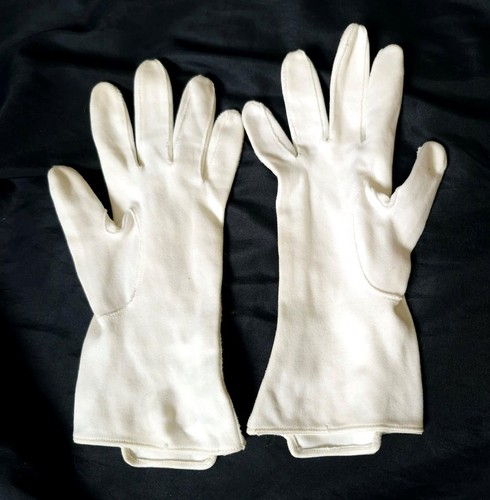 IVORY COTTON w/PEARL BUTTON DETAIL Vintage 1950s Wrist Length GLOVES -sz 7 - Picture 4 of 4