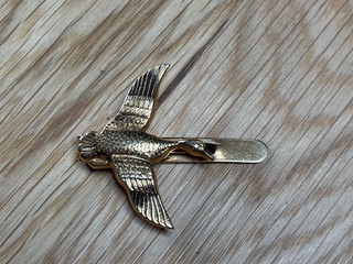 VINTAGE SWANK GOLD TONE FLYING DUCK GOOSE TIE BAR CLASP CLIP