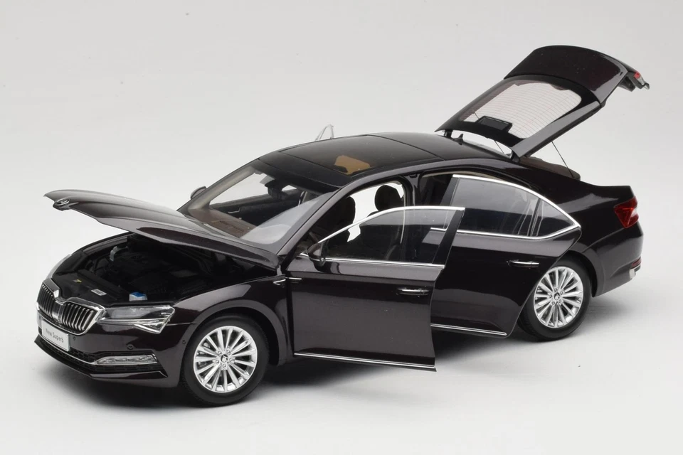 ZSS000006BLA Skoda Superb Black Paudi Model 1:18 - Immagine 2 di 4