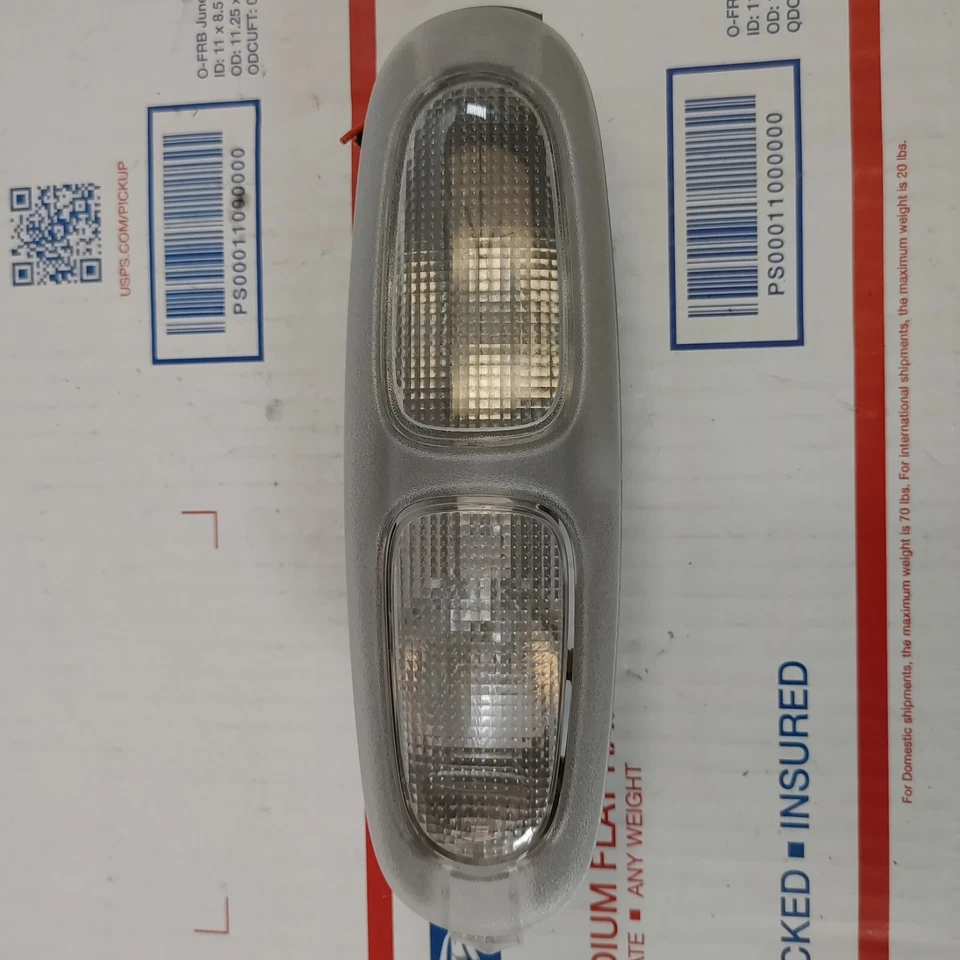 Isuzu Ascender Trailblazer 2003-2008 lámpara de luz de mapa cúpula delantera izquierda Foto 2 de 4