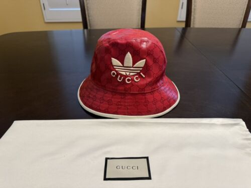 Nowy autentyczny kapelusz kubełkowy Gucci x Adidas GG Logo czerwony rozmiar M - Zdjęcie 1 z 13
