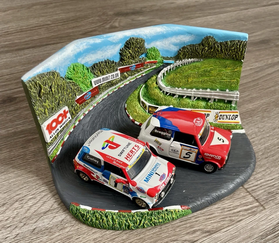 ФИРМЕННЫЙ ЛЮК CORGI Toys Diorama-1999 Mini Se7en & Mini Miglia Championship - Изображение 3 из 4