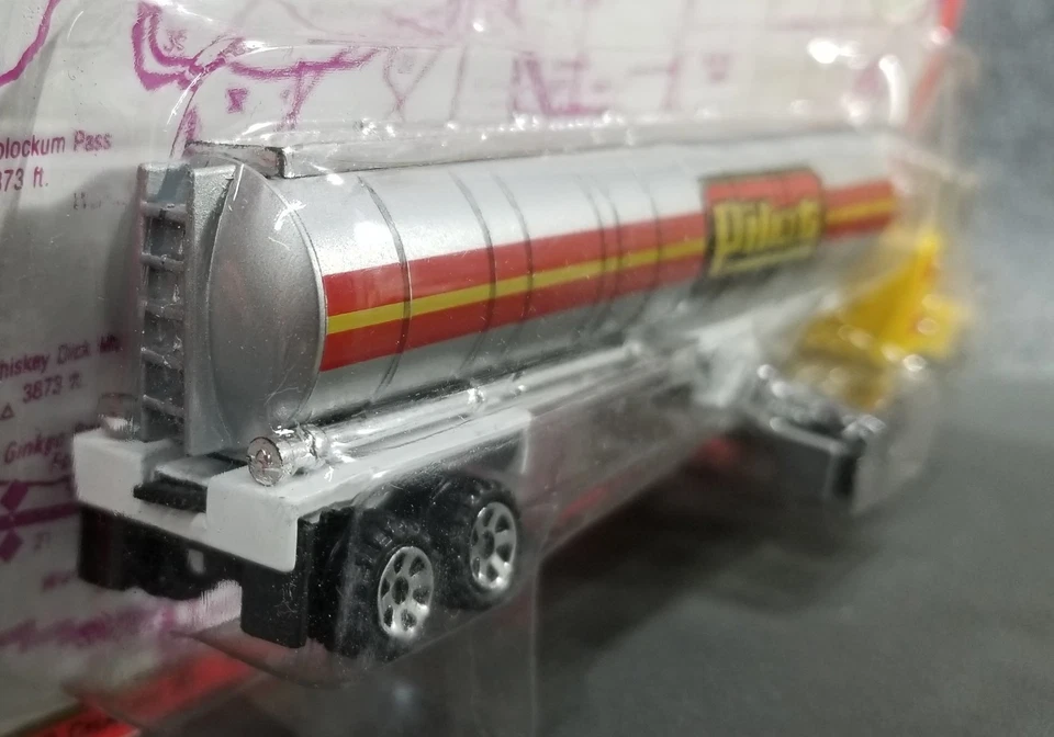 ROAD CHAMPS HO PILOTO CISTERNA DE COMBUSTIBLE SEMI DIECAST METAL IOP Foto 4 de 4