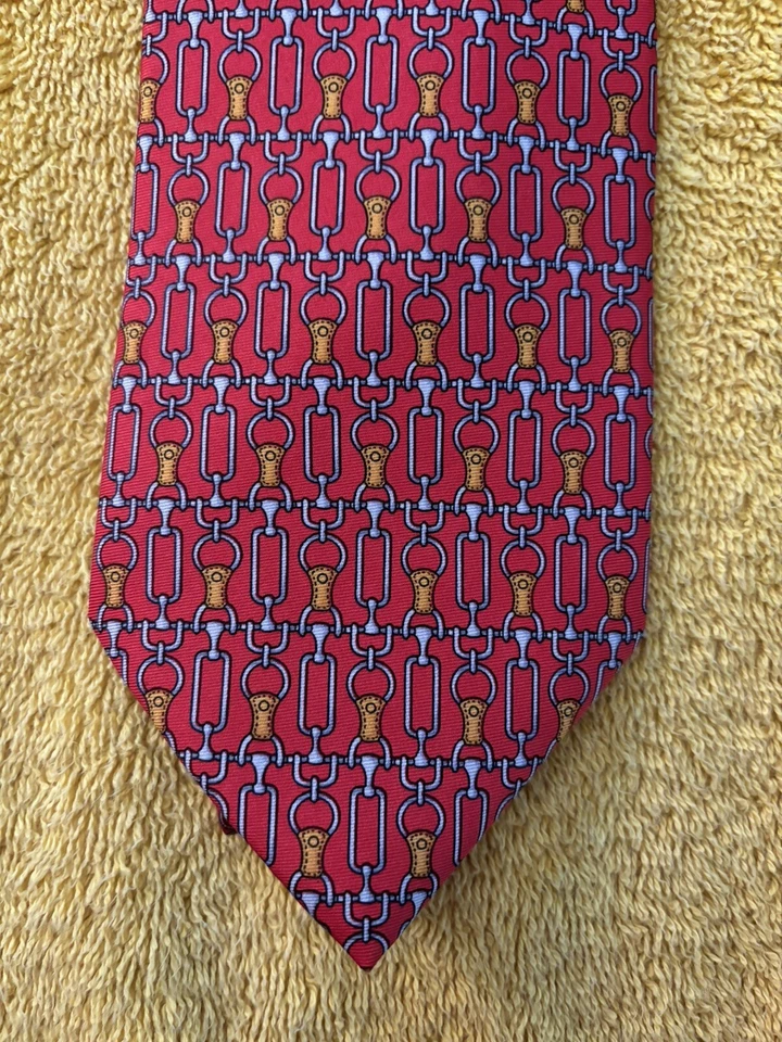 Corbata Richel 100% Seda España Roja con Estampado Geométrico Ecuestre 3.5"W Usada en Excelente Condición Foto 2 de 4