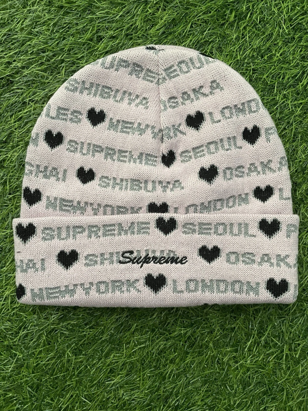 Bonnet Supreme Hearts rose clair FW24 NEUF   EN MAIN + LIVRAISON GRATUITE
