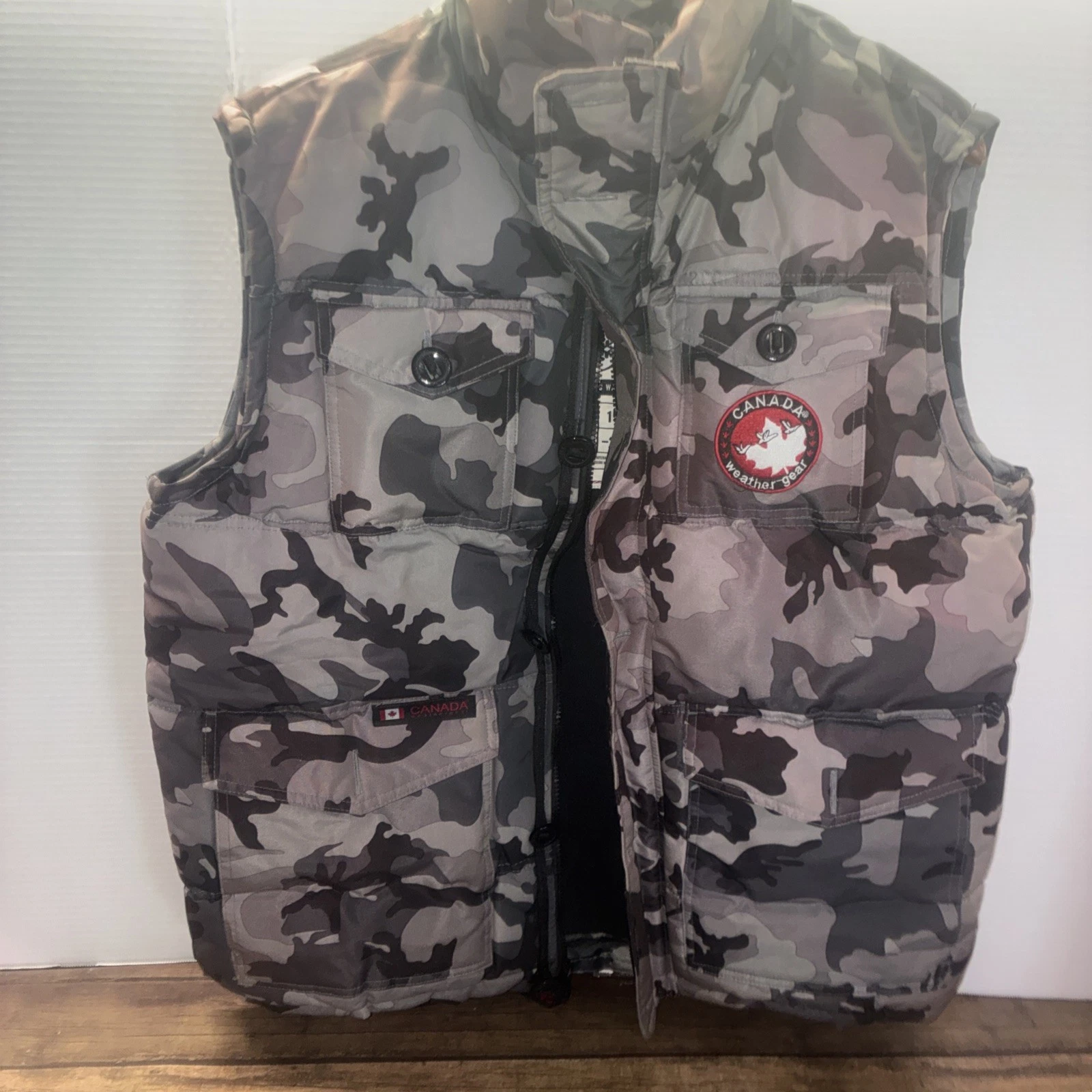 CANADA WEATHER GEAR INSULATED VEST NWT MENS LARGE Has Red stains on it
