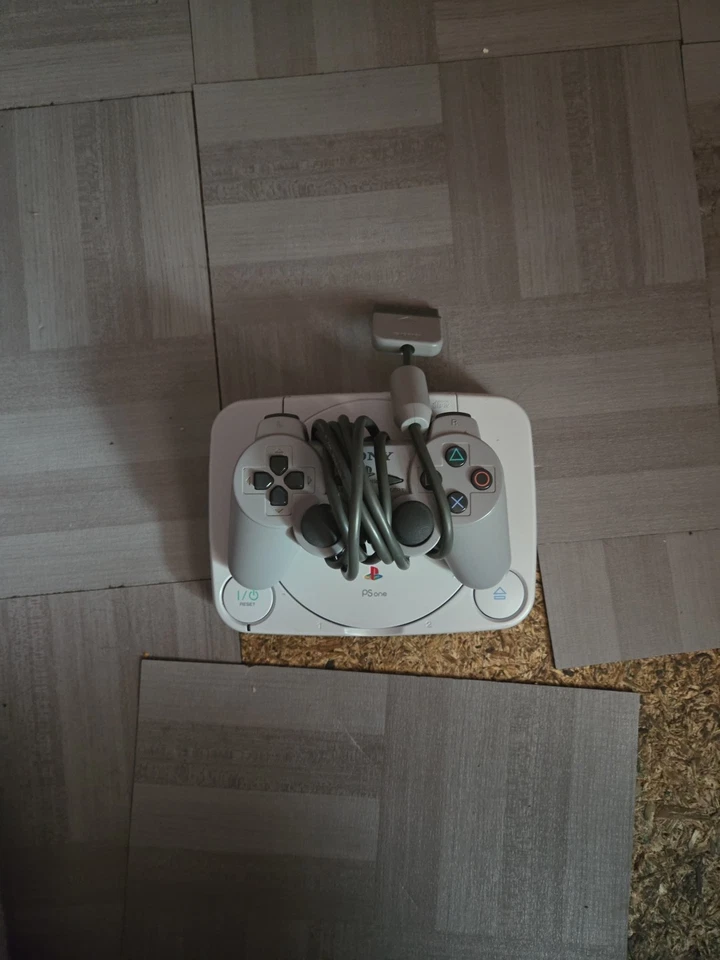 Console PS ONE Slim (não testado sem fios) com controle e Tony Hawk pro Skater 2 - Imagem 3 de 4