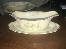 Syracuse China Mayview Gravy Boat with Attached Underplate
