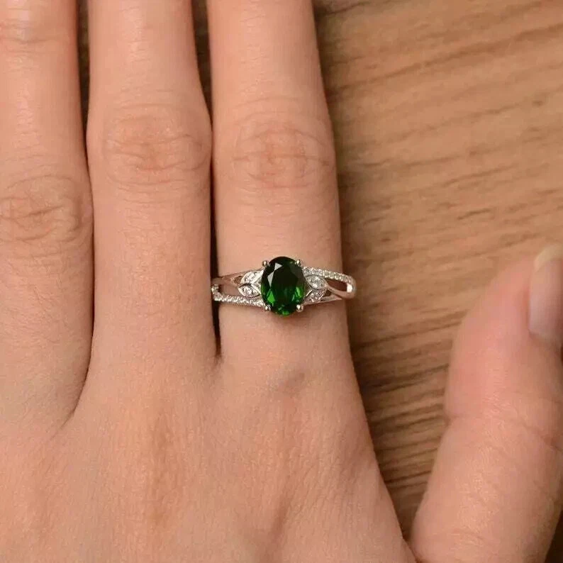 Alianza enchapada en oro blanco de 14k corte ovalado diamante verde creado en laboratorio Foto 3 de 4