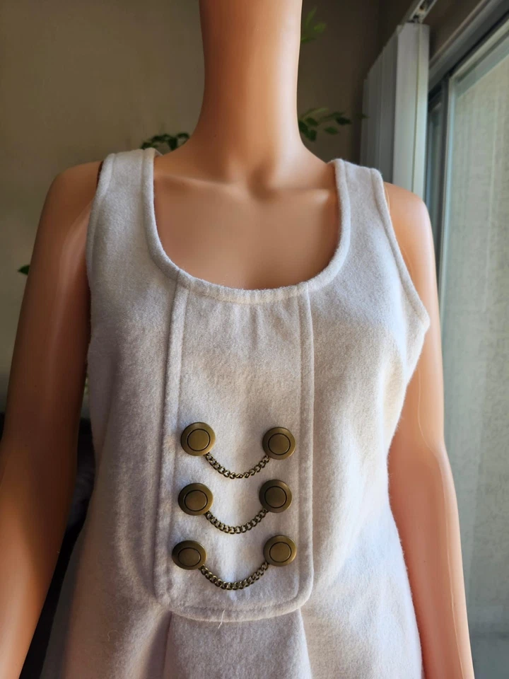 Mini vestido mezcla lana y tul con detalle medallón en crema, talla M. Bueno Foto 3 de 4