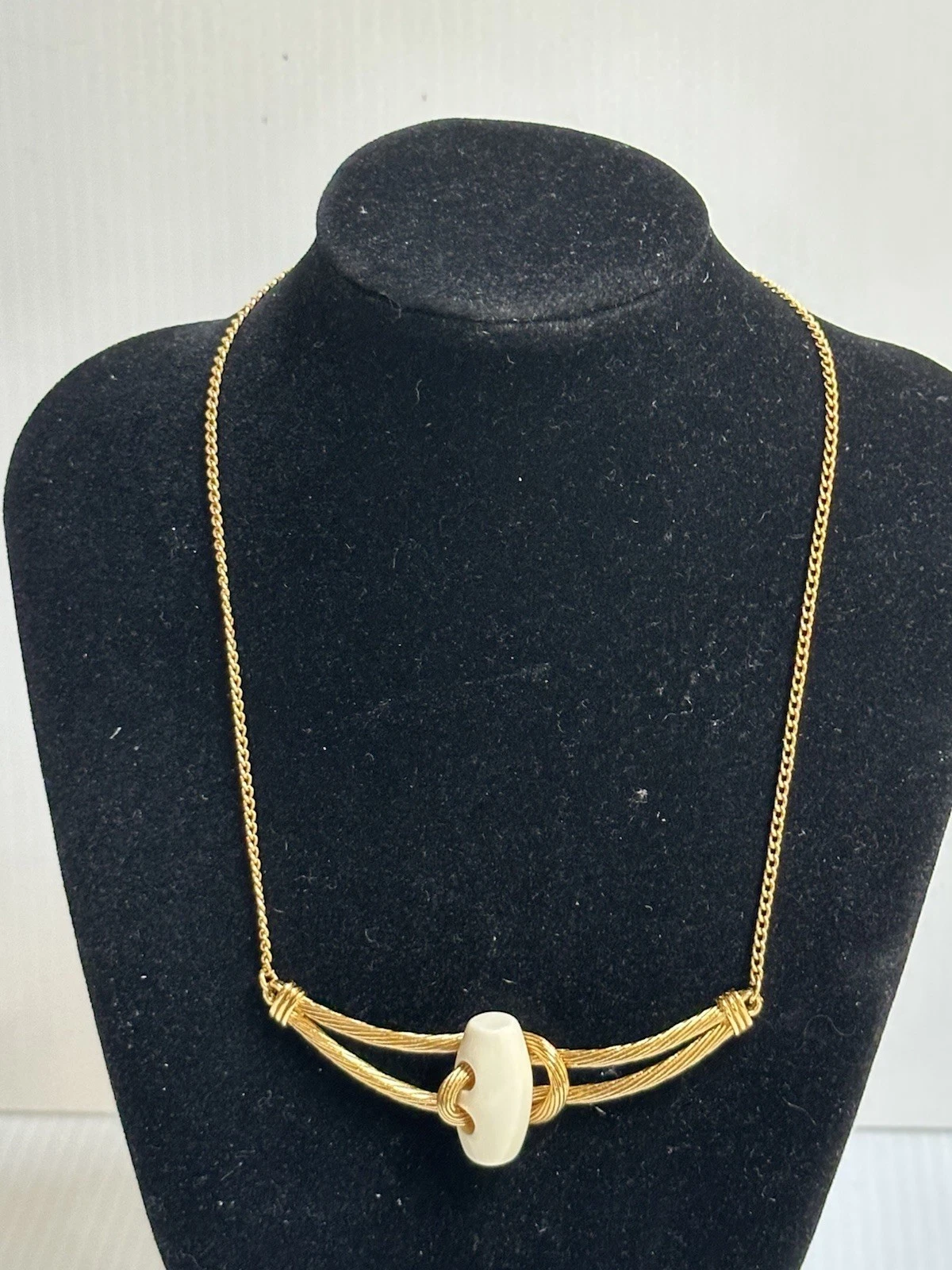 VETEMENTS COLLANA GIROCOLLO VINTAGE RARA CORONA TRIFARI INSOLITA CATENA TONO ORO CIONDOLO AVORIO 14”