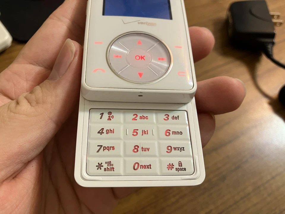 TURNS ON! - Retro Y2K White Verizon LG Chocolate VX8500 Slider MP3 Player Phone - Image 3 of 4