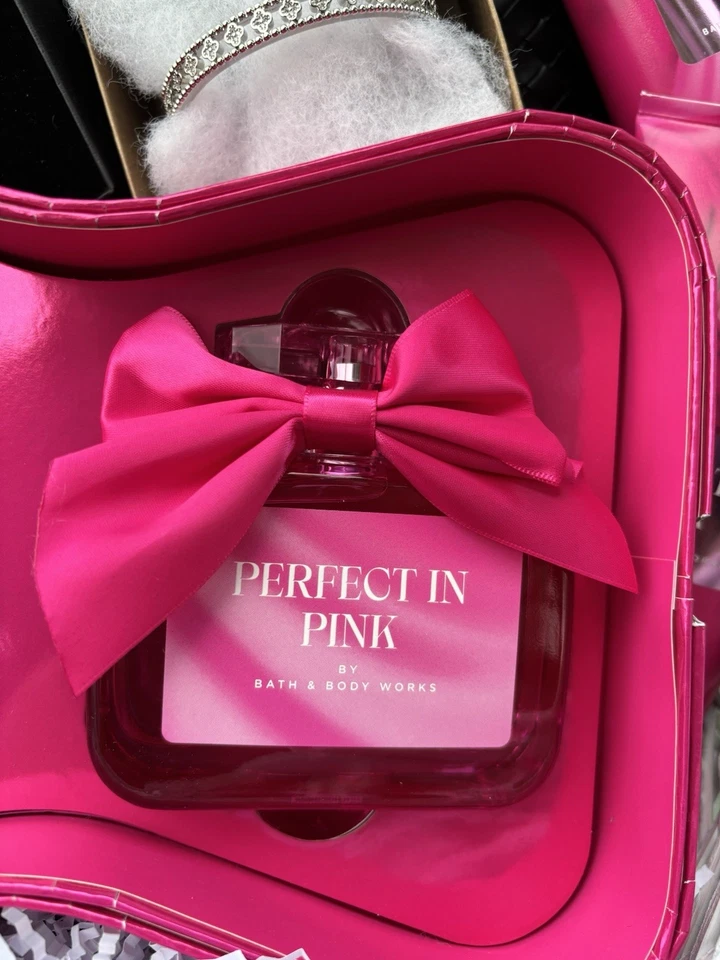 Perfecto En Rosa Perfume Crema Loción Lavado Bolsa Pulsera Collar Baño y Cuerpo Trabajo Foto 3 de 4