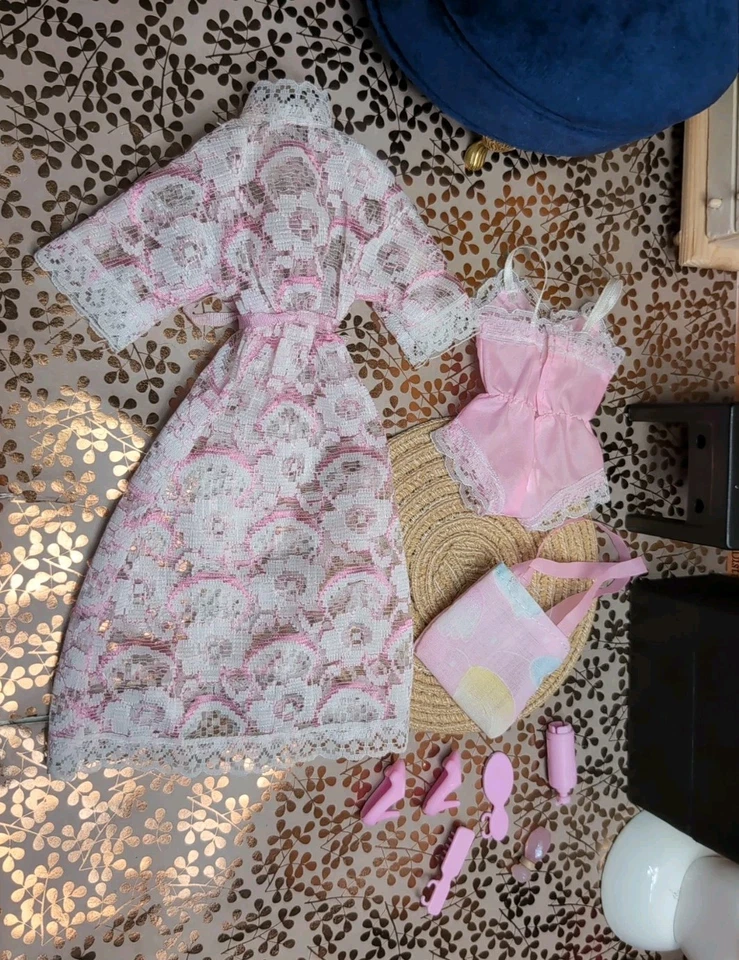 Conjunto clon Barbie vintage - bata de encaje, peluche, zapatos de salón, artículos de tocador y bolso Foto 4 de 4