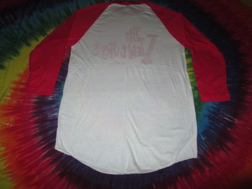 CAMISETA THE VENTURES IN CONCIERTO DON WILSON ROCK MANGA ROJA 3/4 - MEDIANA - NUEVA - Imagen 5 de 6