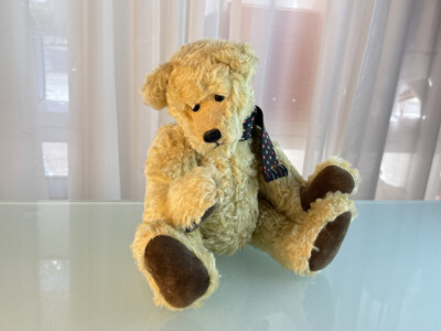 photo d'un ours en peluche de collection fait à la main, adaptée à l