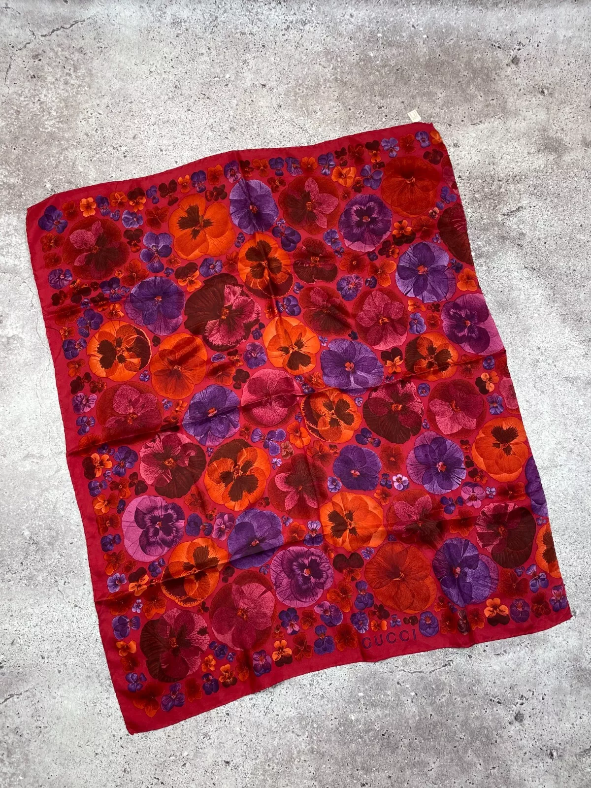 Écharpe en soie fleur vintage Gucci