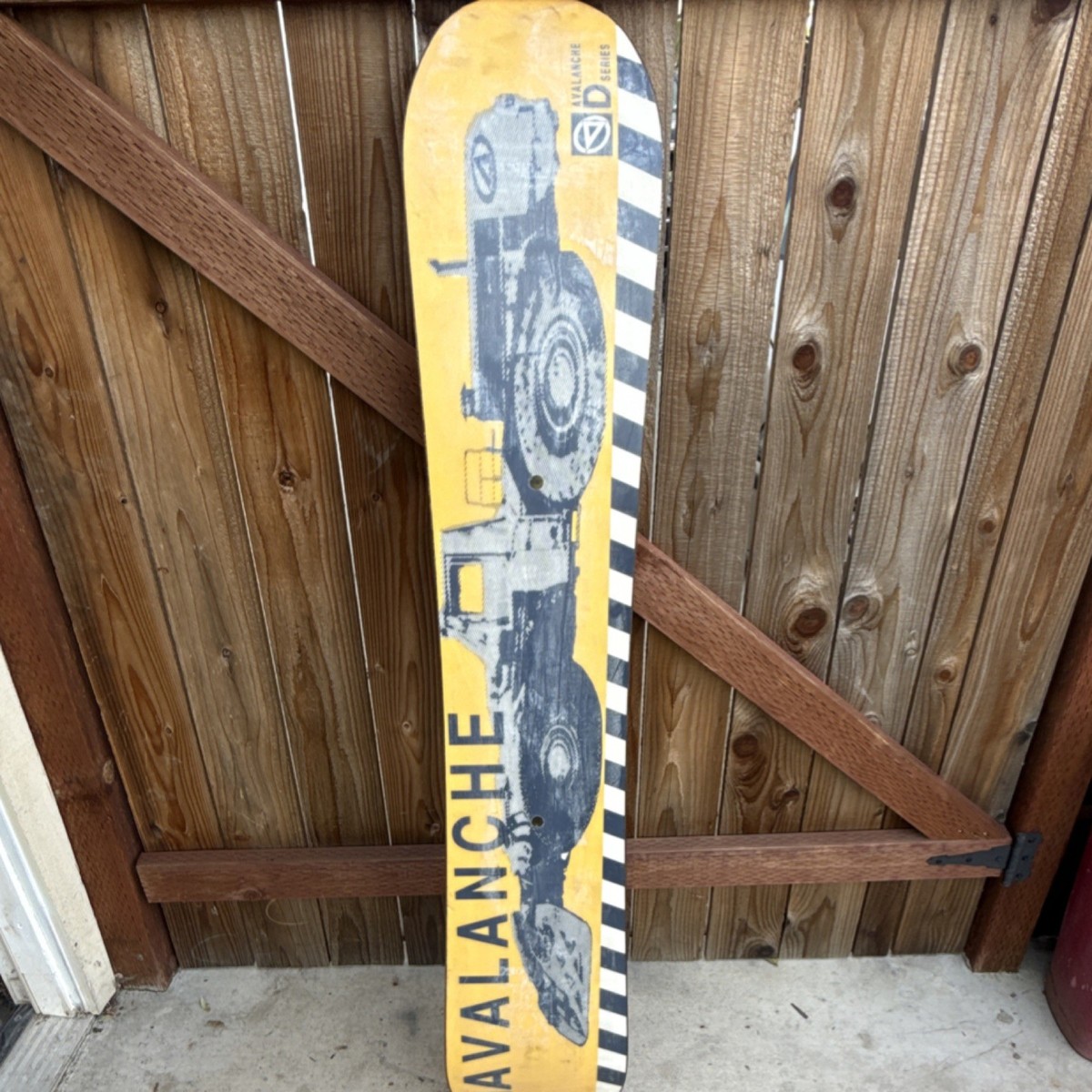 Vintage Avalanche D53 All-Mountain Snowboard 152cm Yellow Black
