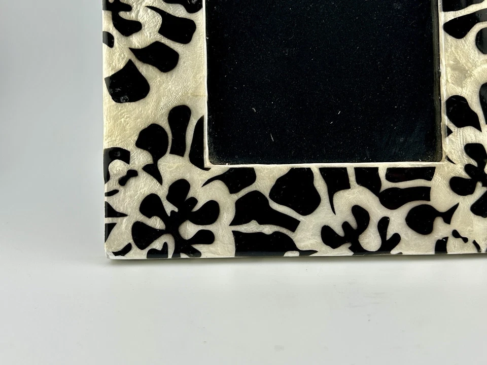 Marco de fotos de nácar sintético floral blanco y negro 3 1/2 x 5" Foto 2 de 4