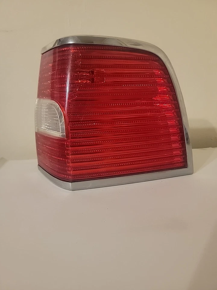 Lanterna traseira externa de passageiros Lincoln Navigator 2007 2008 2009 2010 2011 2012 2013 - Imagem 4 de 4