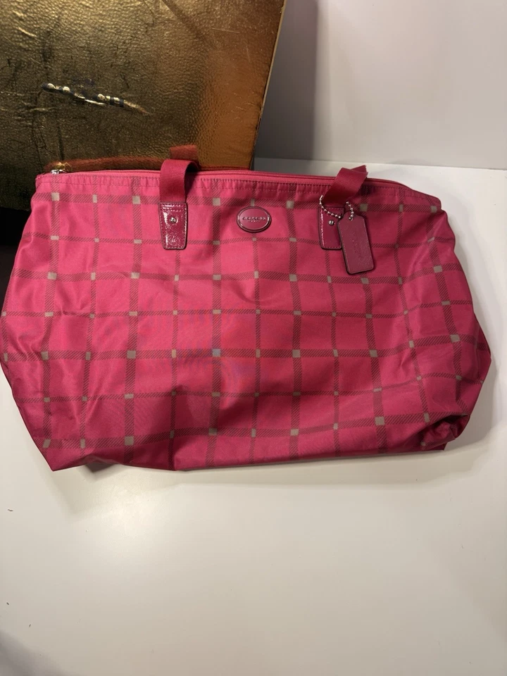 Bolso de Mano Coach Rosa Tartán Cuadros Nylon F33288 con Caja 20”x12” SV/Frambuesa Foto 2 de 4