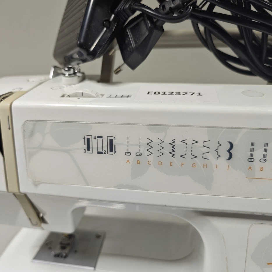Máquina de coser Husqvarna Viking Huskystar E10 - Para piezas o reparación Foto 3 de 4
