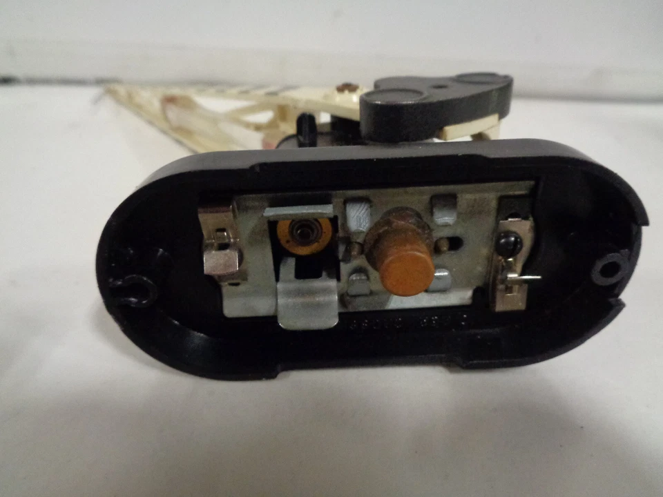 POSTWAR VINTAGE LIONEL #252 O GAUGE OPERATING LIGHTED CROSSING GATE - Image 4 of 4