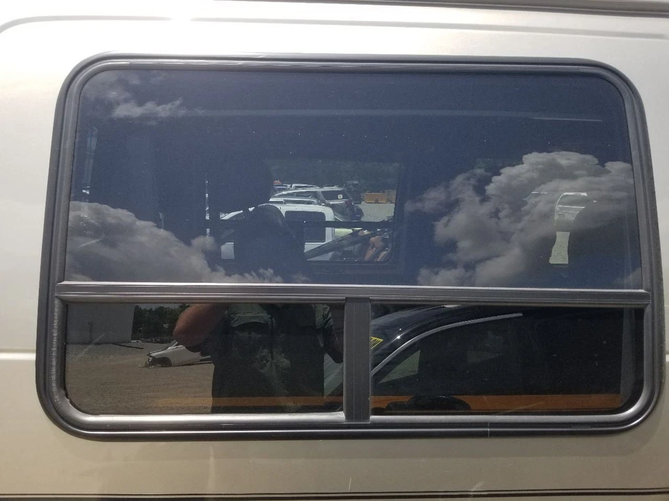 02 2002 GMC SAVANA VAN 1500 REAR QUARTER GLASS LEFT DRIVER - Image 2 of 4